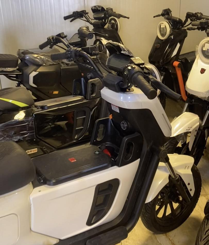 بسم الله ما شاء 
عرض 🔥🔥 خاص في الشهر الكريم 
جي تي إس 918  بطاريات ليثيوم فوسفات الحديد للمسافات الطويلة فول دسك امامي خلفي تشغيل عن بعد مخرج USB شاحن موبايل بطارية ليثيوم 48 فولت 50 أمبير فوسفات الحديد تمشي من 65 إلى 70 كيلو متر بالشحنة الواحدة حقيقي ضمان ضمان هذا المشي عند الشراء شاحنة اصلي تاير كبير 100/90/12 لايت زنون سكن LED 
ويوجد موديل قياس التاير 350/10 نفس الموديل والمواصفات بطارية ليثيوم فوسفات الحديد  48 فولت 30 أمبير تمشي من 40 إلى 50 كيلو متر بالشحنة الواحدة ضمان ضمان هذا المشي عند الشراء   
ملاحضه : 🔥🔥 متوفر جميع قطع غيار هذا الموديل جي تي إس 918 
الاسعار 750 الف
الاسعار 850 الف 
الاسعار 950 الف
الاسعار 1100 الف 
للاستفسار الأتصال على هذا الرقم يوجد واتساب 
 ***********
العنوان بغداد شارع الضلال
