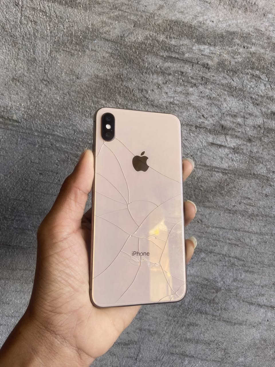 ،
اكس ماكس 
ذاكرته 256 
بطاريه 100مبدله شرط اصليه. 
شاشه بلاد فيس إيدي شغال. 
جهاز كله شغال. 
بس بي الكامره تشكل الخلفيه. 
سعره 120الف فقط. 
م رمادي 
***********
