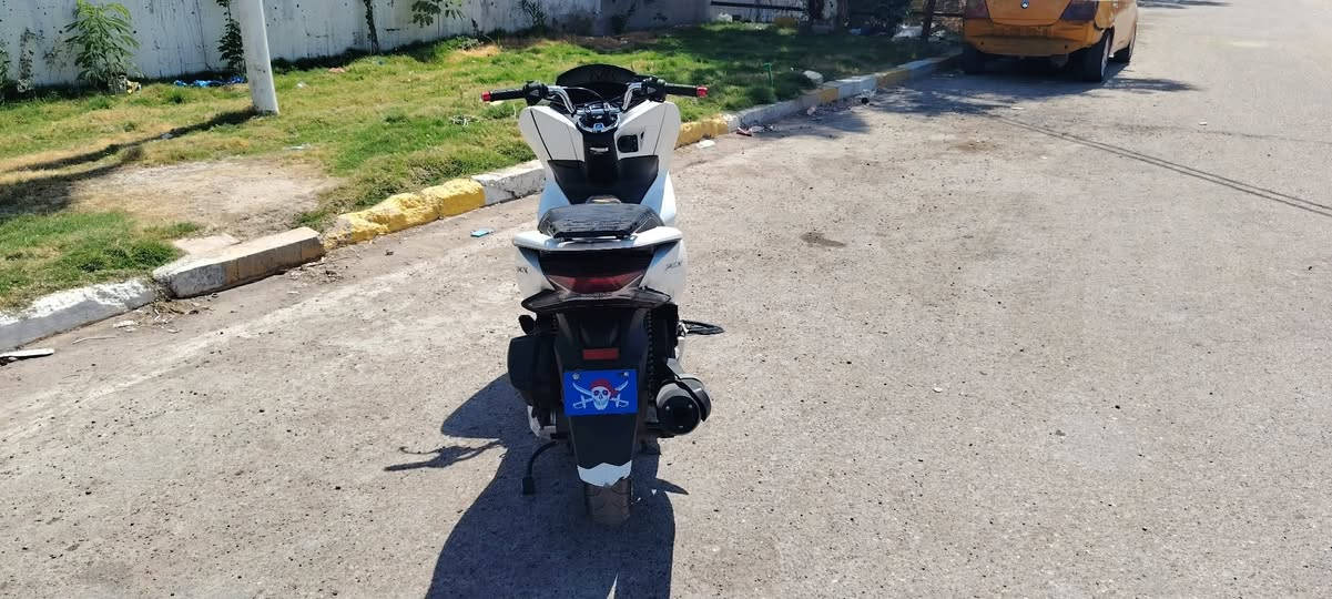 Pcxجيل ثالث دراجه 
بيه تلحيصات بصيطه كلش بل كفرات او كلج خلفي فقط الباقي كله كامل السعر ١٢ ورقه او بيه مجال بسيط مكاني بغداد حي العامل الرقم ***********
