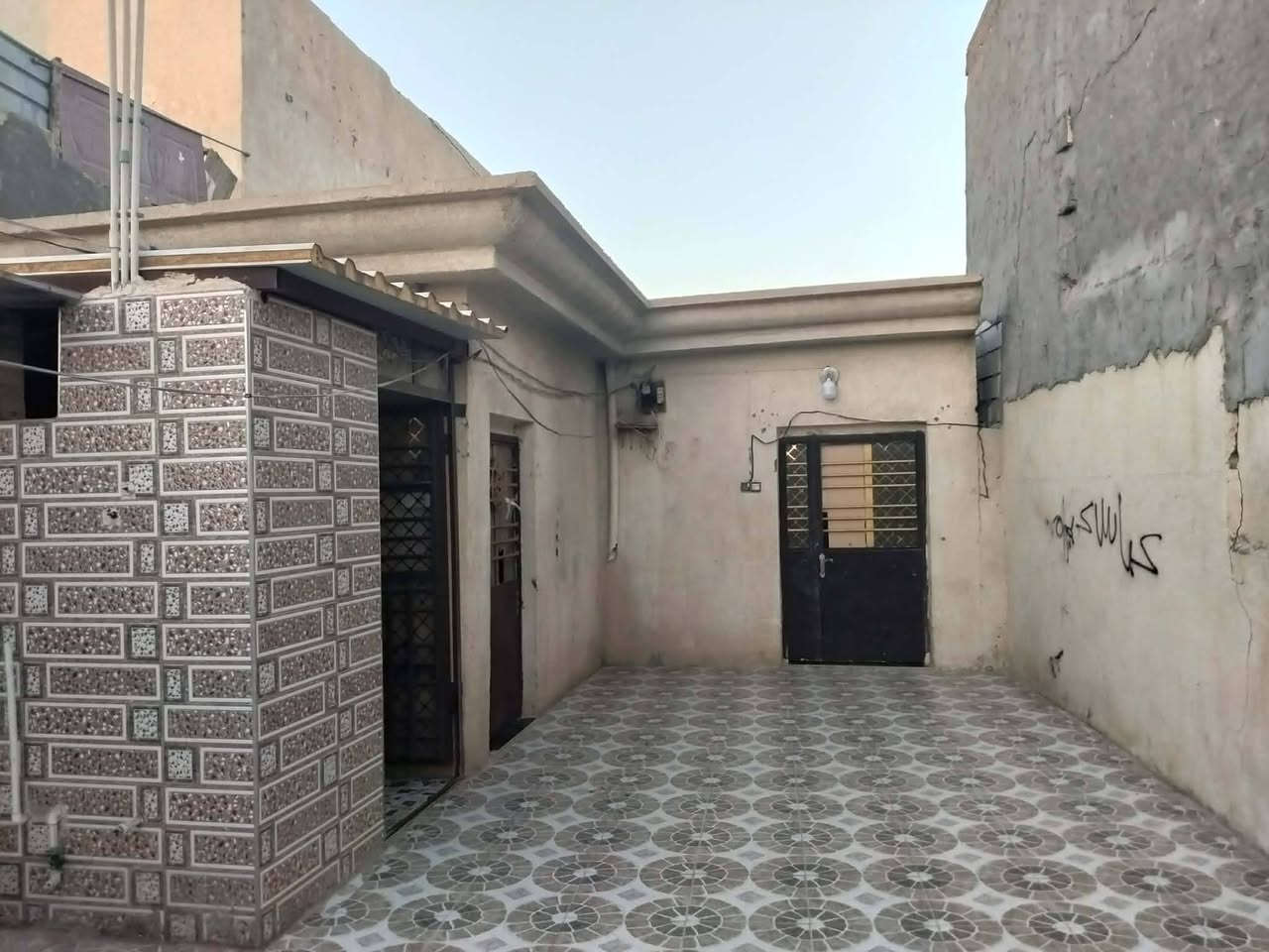 اسلام عليكم بيت مساحة 140م فرع سكلة احمد حسين علي جاسم البيت فارغ صالح لسكن مباشر ***********/اتصل
