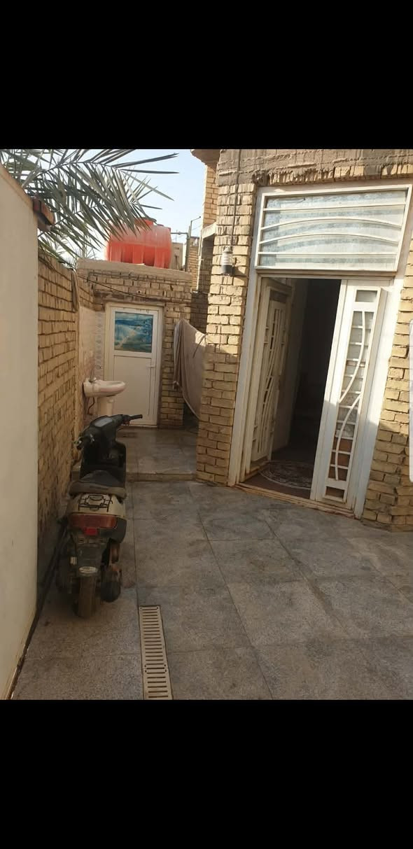 دار للبيع في حي الفارس 200 متر ثاني بيت عن الركن مقابل حديقة بداية حي الفارس قرب محطة وقود الفارس موقع جيد جدا طابق واحد غرفتين واستقبال وصاله ومطبخ جبير صحيات داخلية وخارجيه والطابق الثاني غرفتين الأماميات مهيكلات فقط بدون سقف ما كامل الطابق الثاني السعر 200 مليون للاستفسار الاتصال على الأرقام غير متواجد على الفيس 
***********
                     ***********
