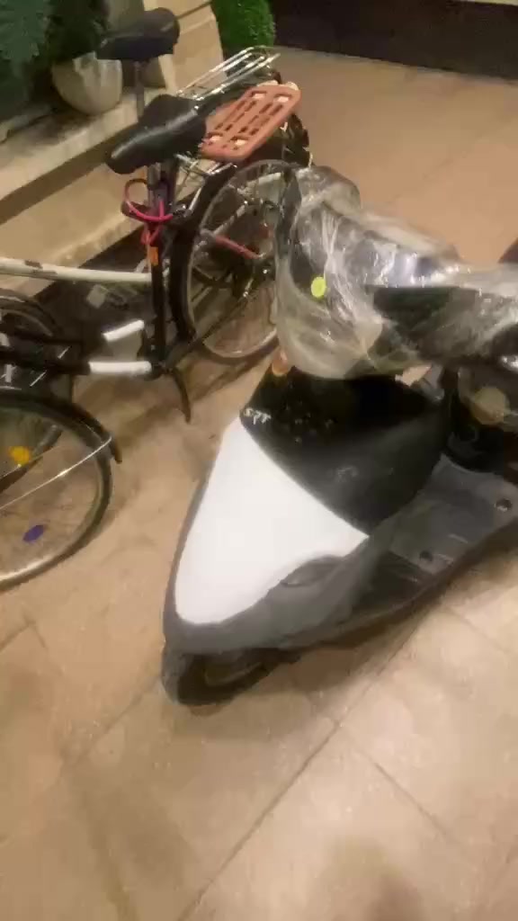 سلام عليكم اخوان للبيع دراجه ناريه جديده ابلادي سرعه ٦٠ اسمه بيجي ام ٩ازروف ياباني  اصلي شغاله اشاير يمنه يسره شغاله اكلوب عالي الجوده ناصي الوان اصفر ابيض بليل شوته جديده ابلادي صلنصه اصليه مالته براغي مضبطه اخوان للبيع دراجه سعره325وبيه مجال حك الجيه مكاني بغداد الدورة المهديه الثانيه متواجد حالياً على الماسنجر او واتساب اعمال هذا رقمي الأثير ***********
