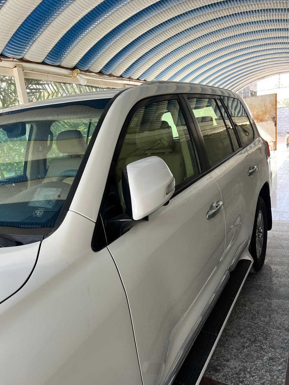 سلام عليكم للبيع لاندكروز 2017 تكمه وسنويه رقم بغداد مشروع وطني تحويل مباشر سنويه جديده 8 سلندر  4600 كفاله عامه صبغ وضربه وتبديل وفتح جديده كلش مال جناي ماشيه 150 الف حقيقي فول مواصفات  فطيم اصليه كامرات جانبيه وكامره اماميه كشنات الاماميه كهربائي كشن السايق 3 وضعيات يعني فول 1/1 وباقي المواصفات معروفه تايرات 4 دنلوب الاصلي حداده تبريد تدفئه بوضع الوكاله محرك وكير بوضع الوكاله عنوان السياره البصره السعر 470) وبيها مجال لشراي للاستفسار ***********
