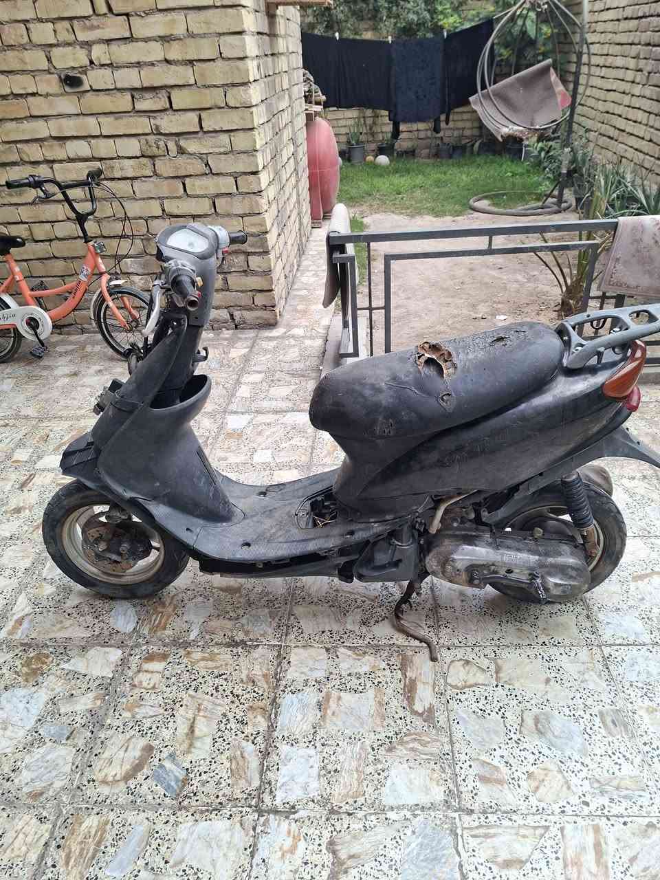 سلام عليكم دراجه عصفوريه للبيع شغاله نقصهه الكفر الامامي والمازده هيه والاشاير والترايش  السعر ١٧٥ وبيهه مجال قليل كهرباياتهه شغاله مكاني الحريه الثانيه رقمي ***********
