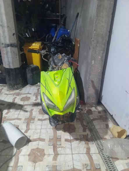 السلام عليكم، دراجة للبيع بيها مكينة نقص ملف فقط، وبيها صالنصة رياضية، كفراتها نظيفة بس السوادات يم الكاعيه تعبانة، السعر 100 وبها مجال، المكان  القرنة النعيم قرب قرب المحطه الرقم ***********
