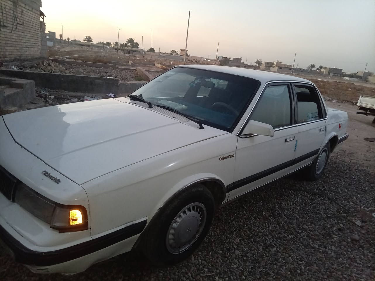 السلام عليكم اولدز ١٩٩٠ سياره نضيفها على البلاد بيها صبغ فقط بالصندوق تخم تاير مكينه ***********
