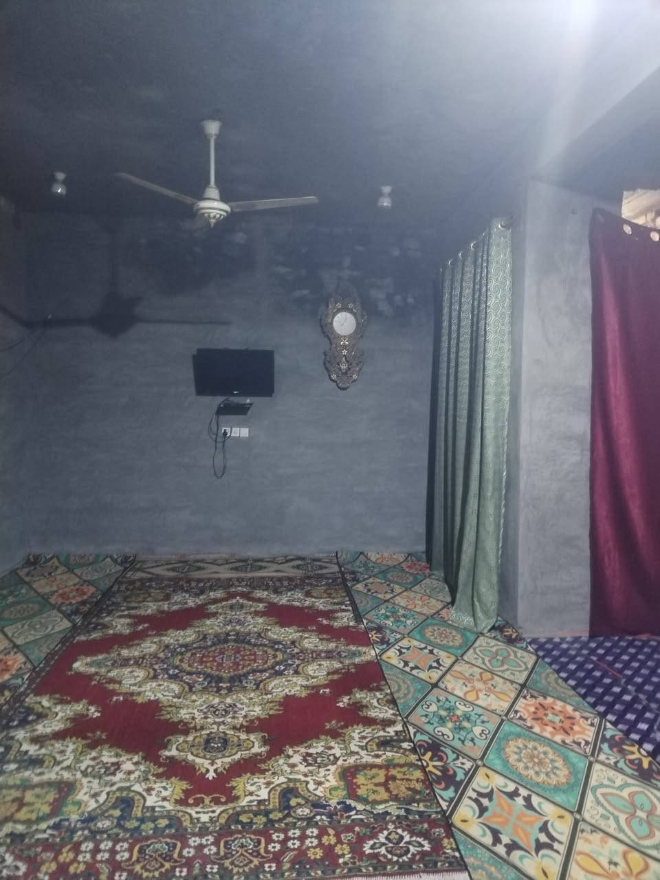 سلام عليكم بيت للبيع حي الحكيم نزلت عميد جادر ٢٠٠ متر كله طابوق بناء العام غرفتين نوم وصاله واستقبال شارع سبيس مجاري الاستفسار علا رقم ***********
