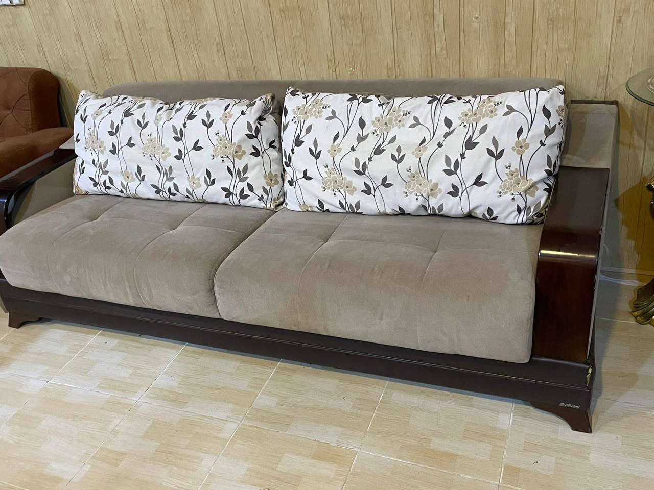 طخم قنفات للبيع تركي شركه استقبال وقلاب بوضع سرير ومخزن داخل طخم السعر 175وبي مجال  العنوان بحركه نوى رقم هاتف ***********
