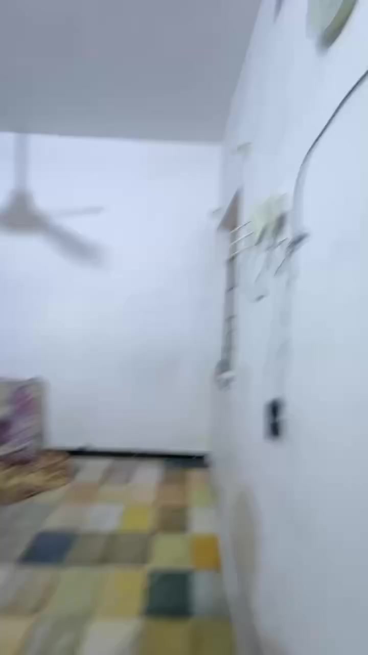 السلام عليكم بيت للبيع الحبيبيه الستكشافات شارع 100 مربع بناء حديث مساحه 110 طابقين يحتوي ع غرفتين وصاله واستقبال وحمام خارجي و2داخلي ومطبخ حار كامل
للاستفسار: ***********
