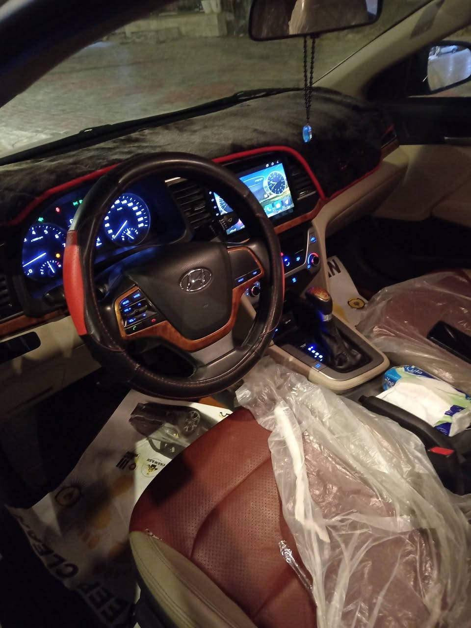 السلام عليكم ورحمة الله وبركاته
النترا 2017 فول خليجي حساسات 3انظمة سرعه فتحه تخم تايرات حداديه جديده السياره نظيفه جدا مشروع وطني تبريد ثلج اي نقص مابيها كشنات جلد الارضيه مغلفه جلد مري شفط  السعر  155 مجال شي بسيط
***********
