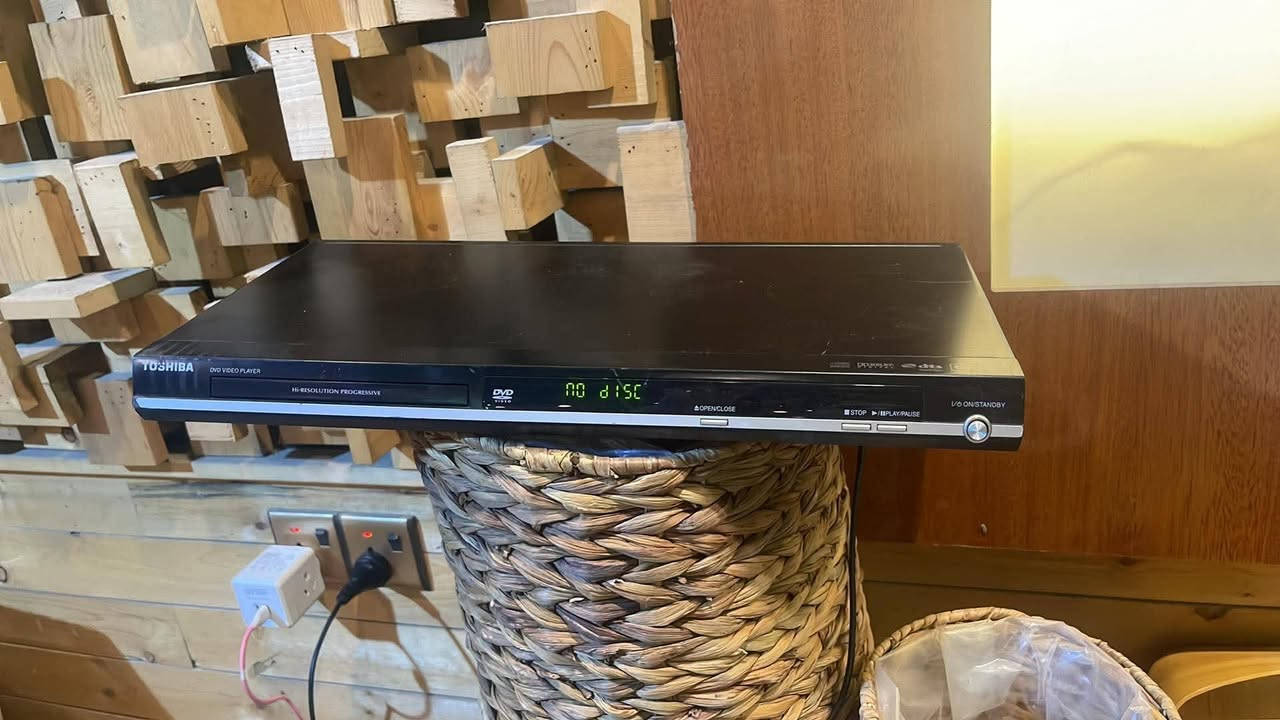 مشغل الأقراص Toshiba DVD Player Model: SD-680KYس : DVD، DVD-R/W، DVD+R/W.الصيغ المدعومة: يشغل ملفات الوسائط الرقمية مثل MP3، JPEG للصور، وملفات الفيديو المضغوطة DivX.نظام الصورة (Video): متوافق مع نظامي PAL و NTSC مع ميزة المسح التدريجي (Progressive Scan) لتحسين جودة عرض الفيديو.الصوت: مزود بمخرج صوت رقمي محوري (Digital Coaxial Audio Output


**إذا كنت صاحب هذا الإعلان وتريد حذفه لأي سبب، رجاءا أرسل رسالة إلى الدعم الفني**