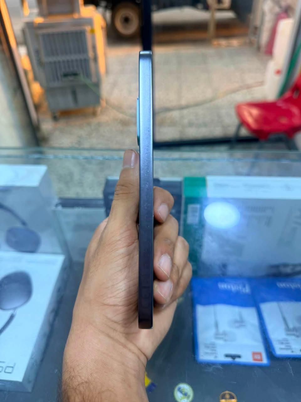 للبيع: وحش الألعاب وعملاق الأجهزة Infinix GT 30 Pro 💥🔥
إذا تدور على جهاز يجمع بين القوة المطلوبة، الأداء الجبار، والنظافة الفول... فهذا الخيار المثالي إلك! 👑🎮
✨ مواصفات ونظافة الوحش:
 💎 النظافة: 99% (أخو الجديد تماماً، خالي من أي شخط أو عيب).
 👤 الاستخدام: استخدام شخصي خفيف جداً ومحافظ عليه بشكل ممتاز.
 💾 الذاكرة: 256 جيجابايت (مساحة عملاقة تكفيك للألعاب الثقيلة والتطبيقات).
 🚀 الرام: 12 جيجابايت + توسعة 6 جيجابايت إضافية (المجموع 18 جيجابايت – أداء طيارة وسلاسة فائقة!).
 🔋 البطارية: فول 100% وتدوم وياك ليوم كامل حتى مع الاستخدام الثقيل.
🎮 مميزات الجيمينج الخارقة:
 🎯 شفتات ببجي مدمجة: شفتات ألعاب مدمجة بالجهاز تنطيك أفضلية وسرعة استجابة خيالية باللعب! 🔫🕹️
 💡 إضاءة خلفية مميزة: تصميم جبار مع إضاءة خلفية (RGB) تنطيك مظهر ألعاب فخم وعصري يجذب العين! ✨
🎯 ليش هذا الجهاز بالذات؟
تصميم عصري وجريء، شاشة بسلاسة فائقة، ومعالج قوي ينطيك أفضل تجربة ألعاب ومهام يومية بدون أي تقطيع! ⚡
📦 الملحقات: (وياه فقط الشاحنة الاصلية)
📍 المكان: (بغداد-الكمالية)
الرقم : *********** واتساب فقط

السعر جداً مناسب 350 الف قفل 🔐
