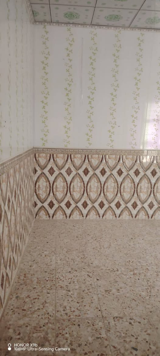 ‏بيت لبيع مساحته ١٠٠ متر بالوفاء مقابل الهندية استقبال وصالتين ومطبخ وأربع غرف نوم سعره ١٤٥ وبيه مجال للاستفسار مكتب بركات ام البنين ***********
‏
