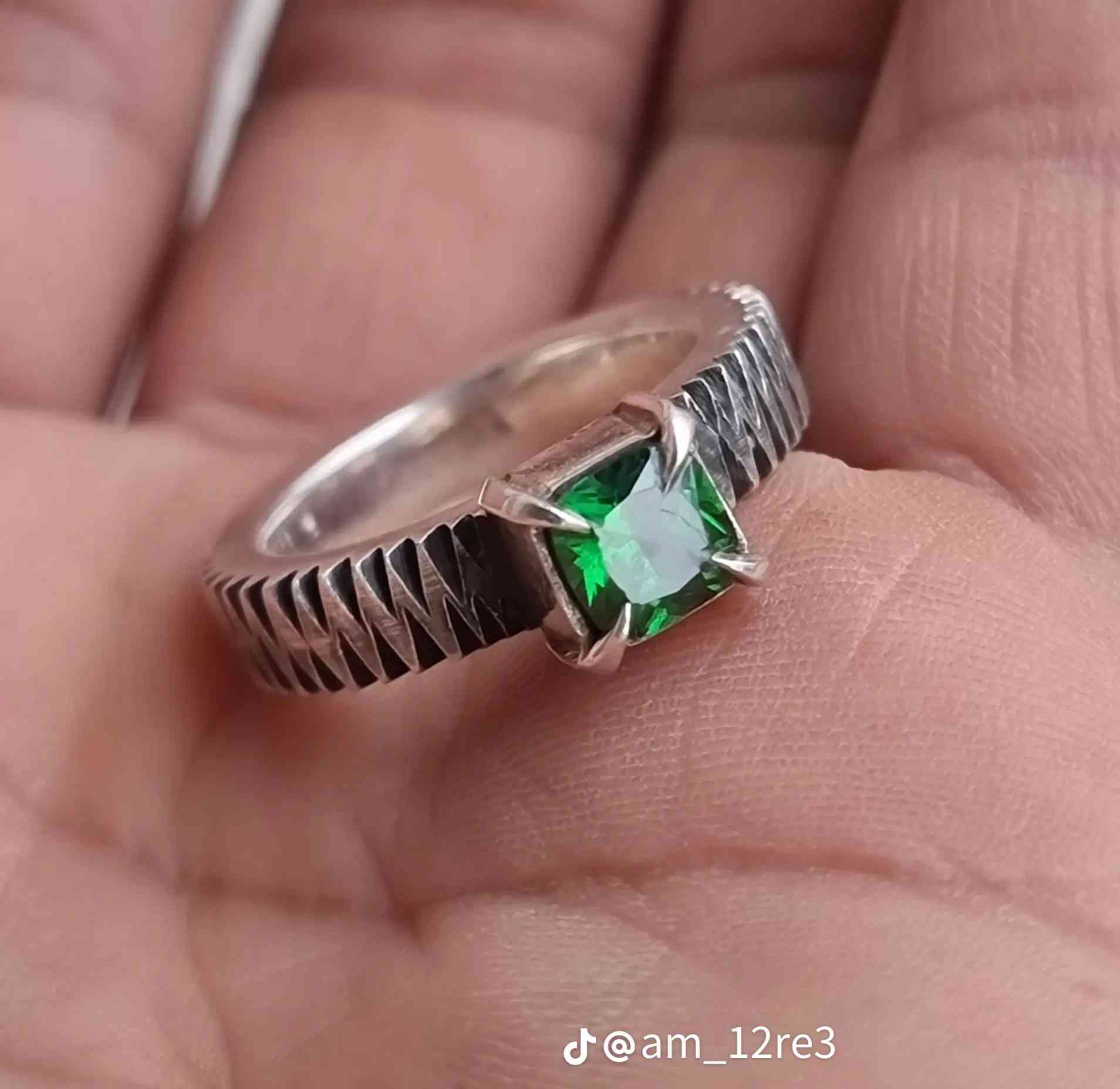 خاتم بحجر زمرد روسي اصلي
صياغه المولا سجاد 
قياس الخاتم 20/21
بغداد شارع خير الله جميله 
***********
150الف 
ماعندي توصيل
