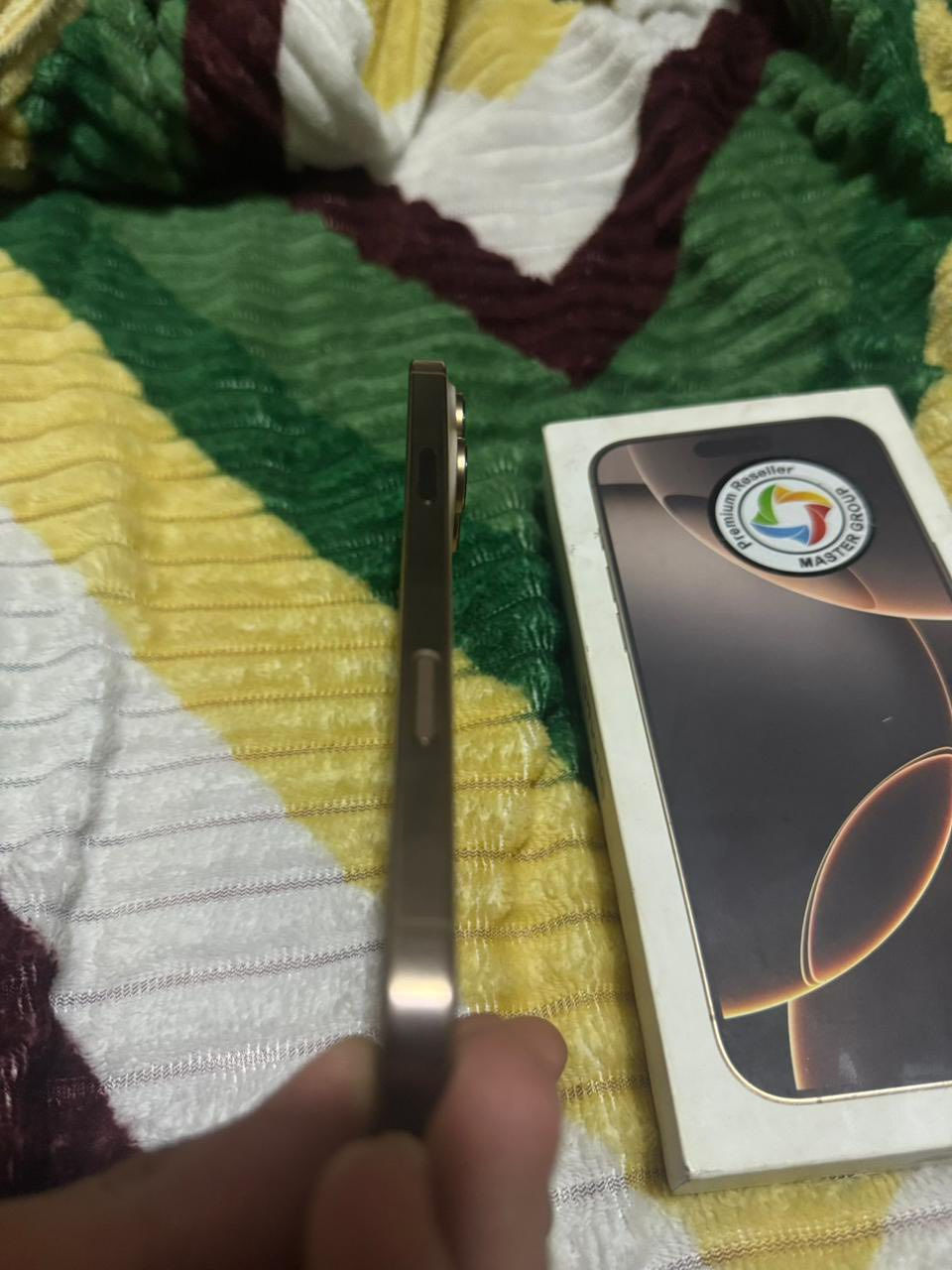 سلام عليكم ايفون 16 برو ماكس لون لمميز صحراوي. 
بطاريه 100 عدد لدورات 205.  
مع كارتونه جهاز ماستر. 
شرق اوسط عربي فول نضافه
سعر 1450. مكاني بغداد الامين الثانيه. 
هـ ***********. اسف عل ايطاله❣️.
