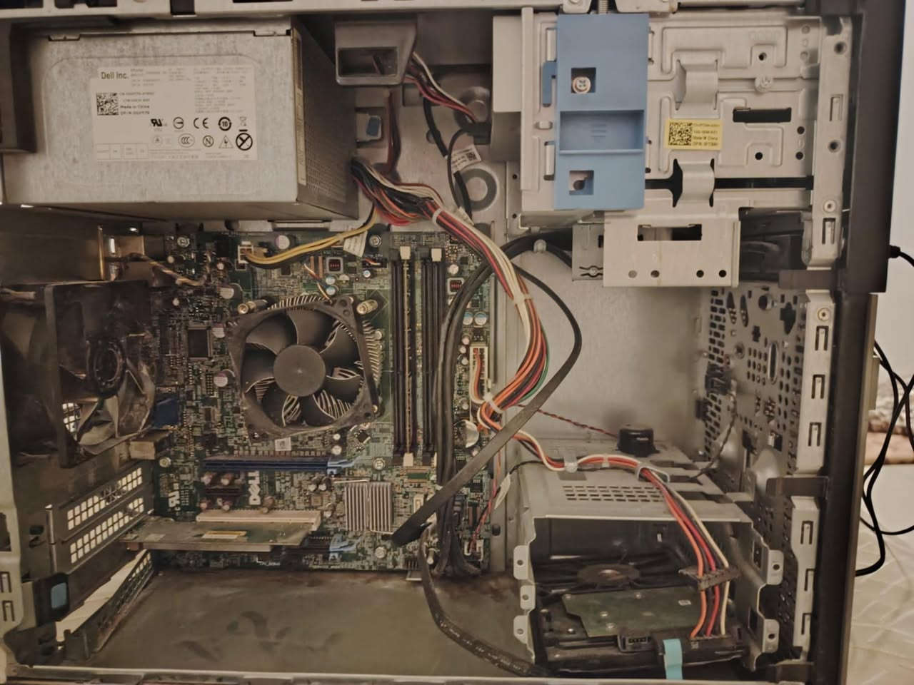 السلام وعليكم حاسبه اسمها PC DEEL OPTIPLEX 790ماعرف بيهن اني اخذتها عل وضعها شغلتها فتره وماعرف بيها حيل وما استخدمتها للبيع ب١٥٠وبيها مجال اي استفسار ***********
