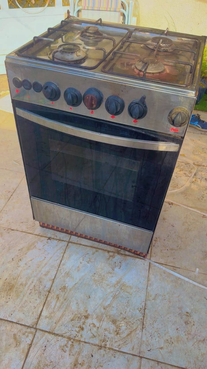 طباخ 4عيون للبيع كله شغال فرن فوك وجوه ريدي ب60 وبي مجال
***********
