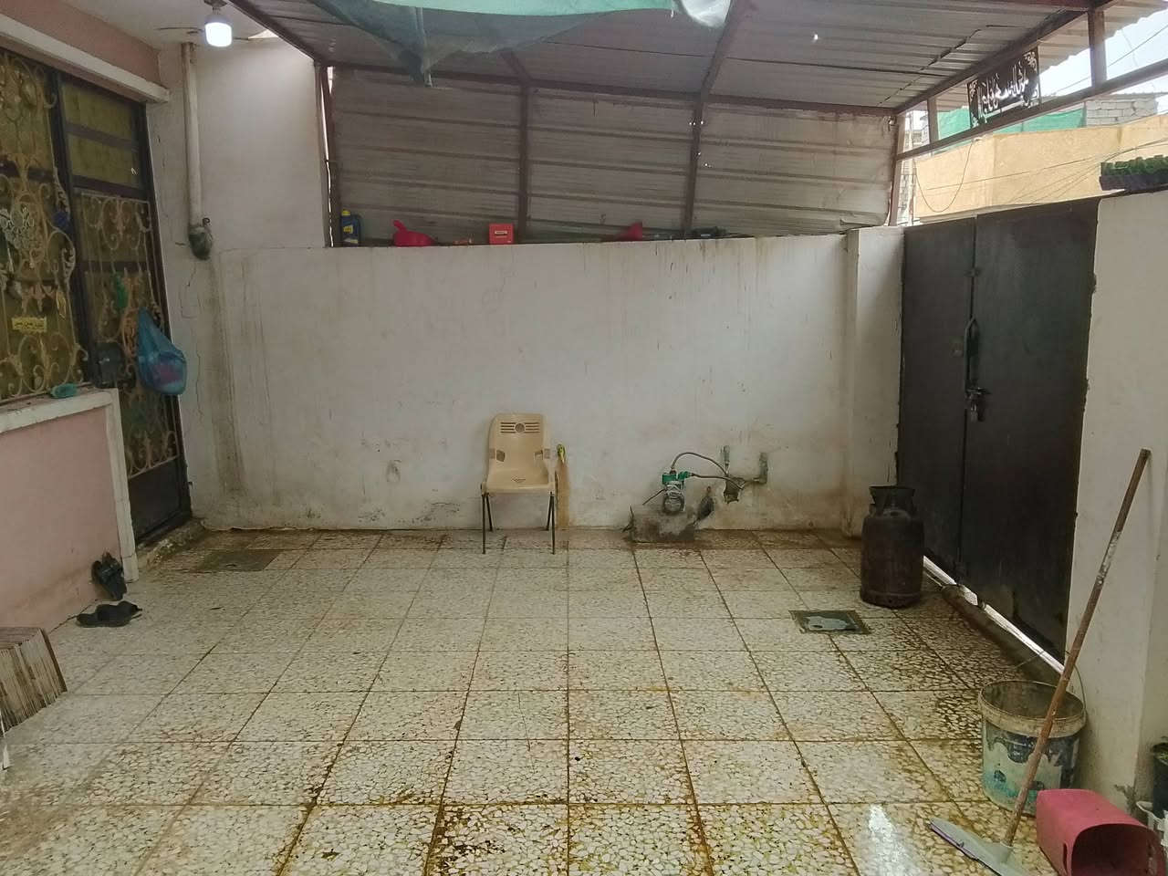 بيت للبيع او مراوس الزعفرانيه شارع الزوراء يم اسواق الباشه او اسواق الورده بيت ركن على ڜارعين رابع فرع عن الشارع العام يم الجسر الجديد اسواق مريم  مساحه البيت ١٦٠م طابق ونص غرف النوم عدد ٤ حمام عدد ٢ استقبال ومطبخ ومنور وترك خلف البيت كراج كبير زراعي رقم  موبايل (***********)وتساب موجود البيت نضيف السعر (١٢٠)مليون وبي مجال للشراي
