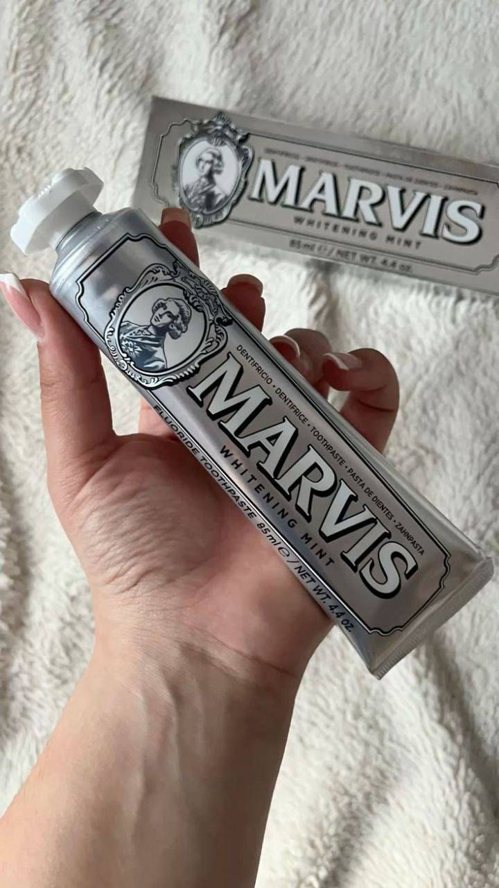 معجون أسنان مارفيس سموكرز وايتنينج منت بالنعناع 🍃 (Marvis Smokers Whitening Mint).  ❄🫢 فعال في إزالة البقع الناتجة عن القهوة والشاي وأصفرار الأسنان لدى المدخنـين ‼️
🪞 يحتوي على تركيبة خاصة من البوليمرات المقاومة للبقع.
🪞 يعمل على إزالة البقع السطحية والجير، ويمنع تسوس الأسنان.
🪞 يتميز بنكهة النعناع المنعشة التي تمنح إحساسًا بالنظافة.
فـوائدة :
- يزيل تلون الأسنان الناتج عن التدخين والشاي والقهوة
- يمنح طعم النعناع المنعش
- يحارب تكون الجير وطبقة البلاك
- يمنع تسوس الأسنان
متوفر في عبوة بحجم 85 مل.
المنتج خالٍ من البارابين والغلوتين!
المنشأ / بريطانيا 😎
﹏﹏﹏﹏﹏﹏﹏﹏﹏. 🩷⋆˚🧁✧˚.🎀


**إذا كنت صاحب هذا الإعلان وتريد حذفه لأي سبب، رجاءا أرسل رسالة إلى الدعم الفني**