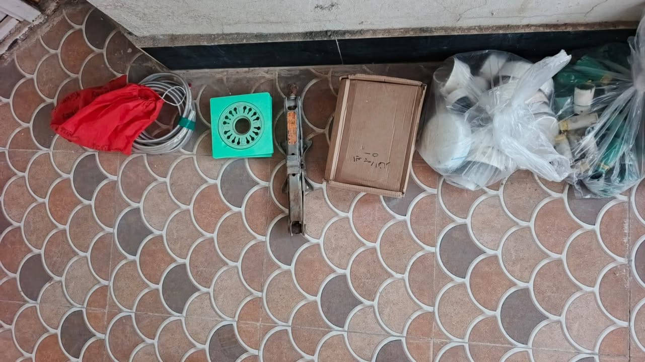 منك فره سعر الفين دينار
جيس ونص سمنت ب5 الف
جك سياره 5 الف
تختات مرمر عدد 2 ب5الف 
حماله حديد 5 الف 
مفك خلاطات سعر 5 الف عدد 2
سدادات ماء +مزاريب كلهن ب5 الف دينار
كلهن ب30 الف
***********
