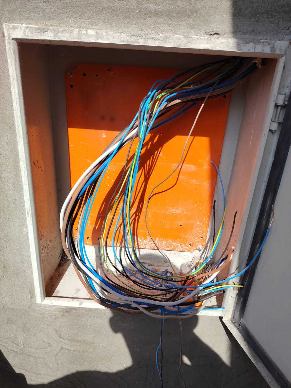 نقدّم جميع أعمال الكهربائيات باحتراف ودقة عالية:
✔ تأسيس كهرباء من الصفر
✔ تصليح جميع الأعطال الكهربائية
✔ ترتيب وتنظيم البوردات
✔ كهربائيات الجبس بورد (سبوت لايت – LED مخفي)
✔ تعمير وترميم البيوت والمحلات
✔ شغل نظيف + أمان عالي
🔧 خبرة
🔧 التزام
🔧 مواد أصلية
🔧 شغل مضمون
📞 للتواصل:
☎ ***********
☎ ***********
