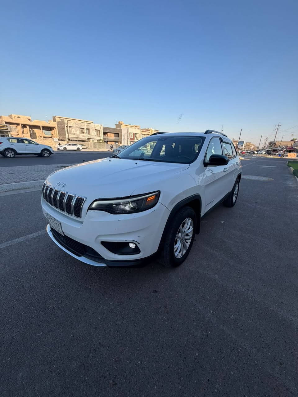 🚗 JEEP CHEROKEE 2022 LATITUDE LUX
🔹 محرك 2.0 Turbo قوي واقتصادي
🔹 نظام دفع رباعي 4x4
🔹 الممشى: 75,000 كم

✨ المواصفات الكاملة:
 • لايتات LED أمامي وخلفي
 • تشغيل عن بعد
 • إشارات بالمرايات
 • رادار أمامي + جانبي + خلفي
 • مانع اصطدام + مانع انزلاق
 • تحديد مسار (Lane Assist)
 • مثبت سرعة
 • تحكم بالستيرن من الجهتين
 • Auto Start / Stop
 • Apple CarPlay
 • تبريد أمامي وخلفي (منطقتين)
 • داخلية جلد فاخرة
 • بانوراما قطعتين بطول السيارة
 • كامرة خلفية تتحرك ويا الستيرن
 • بصمة أبواب أمامية
 • مقاعد كهرباء أمامية
 • تدفئة مقاعد + تدفئة ستيرن

🛠️ ملاحظات مهمة:
 • السيارة مستوردة من قبلي
 • حادثها كان سطحي بأمريكا فقط
 • تم التصليح بدبي باحتراف
 • ما بيها أي نقص نهائياً
 • تخم تايرات جديد مبدل
رقم الشاصي : 1C4PJMMN7ND534573
السعر 168
للتواصل ***********
السيارة موجودة ببغداد
