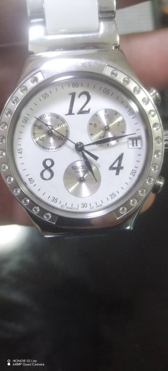 الماركة: Swatch (سواتش).
​المجموعة: Irony Chrono.
​مادة الهيكل: الفولاذ المقاوم للصدأ (Stainless Steel).
​المينا (الوجه): أبيض مع ثلاثة عدادات فرعية للكرونوغراف (ساعة إيقاف).
​الإطار (Bezel): مرصع بفصوص كريستالية لامعة.
​المزايا: تحتوي على نافذة لعرض التاريخ عند الساعة الرابعة، وهي مقاومة للماء (عادةً حتى 30 متراً).
​الحزام: مزيج من المعدن (الفولاذ) والسيراميك أو البلاستيك الأبيض في المنتصف.
السعر :100الف دينار نضافه 99٪ بل ميه


**إذا كنت صاحب هذا الإعلان وتريد حذفه لأي سبب، رجاءا أرسل رسالة إلى الدعم الفني**