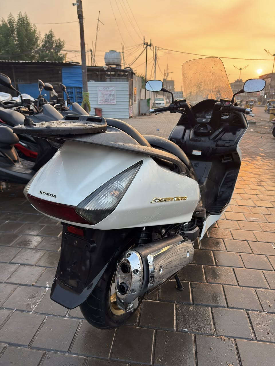 السلام عليكم 
سلفر ونج 600 ( فول مواصفات )
شاشة زركة مازدة زركة ABS
فج ويل علامة ذهبي 
ماشية 41 
العنوان بغداد مدينة الصدر 
***********
