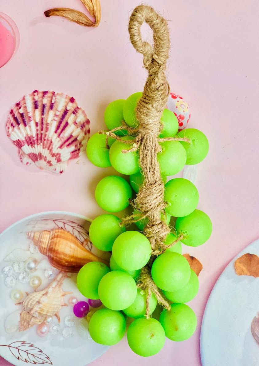 دللي بشرتك بسحر الطبيعة! 🍇✨
! صابون العنب بتصميمه الفريد وريحتة اللي تاخذ العقل صار متوفر الآن. 
🧼🌸السعر 15 
التوصيل 5 الاف 
***********

• 🍇 شكل مميز: يضيف لمسة فنية وجمالية لحمامك.

• ✨ نعومة فائقة: ينظف البشرة بلطف ويتركها ناعمة كالحرير.
• 🌿 مكونات طبيعية: مستخلص بعناية ليعطيكِ إحساساً بالرفاهية.

✅ تصميم يدوي متقن يشبه العنب الحقيقي.
• ✅ رائحة فواحة تدوم طويلاً وتملأ المكان انتعاشاً.
• ✅ متوفر بألوان مبهجة (الأخضر والوردي) لتناسب ذوقك. 🟢💗

#صابون #صابونة #صابونة_العنب
