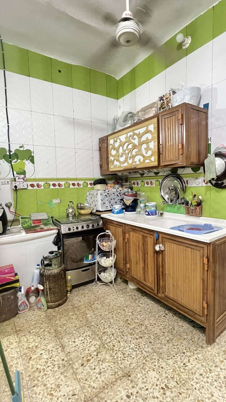 السلام عليكم بيت للبيع شارع الجمهورية خلف جامع فاطمة الزهراء ٤٠م،سعر ٣٩مع مجال صاله وستقبال وفوك ٢غرفه،سراميك***********
