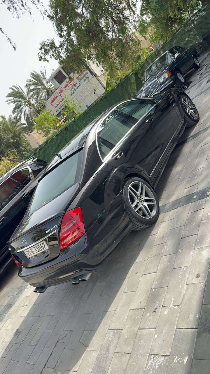 السلام عليكم مارسدسS63 بدون صبغ شادله محرك 550 جديد موديل 2007 ماشيه 90 الف للاستفسار ***********مكان السياره بغداد اليرموك
