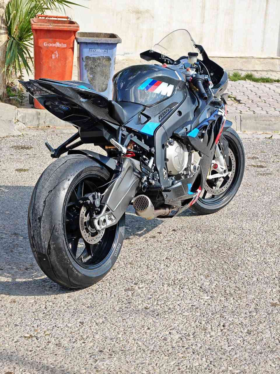 للبيع bmw s1000rr 2011
محدث 2014 وارد ياباني سويجات 2 
ماشيه الف 61 محرك كير مكفول 
السعر 60 ورقه مجال بسيط 
كم مولاحظات 2 خاص تفاصيل 
 ***********للاتصال 
دراجة جديده
