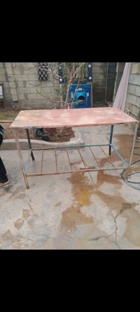 ميز خبز • حديد