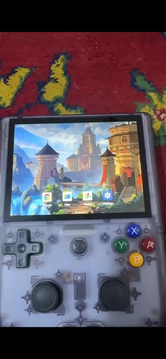 جهاز Anbernic RG405V هو وحدة تحكم ألعاب محمولة بتصميم كلاسيكي عمودي، يعمل بنظام أندرويد 12، ومعالج Unisoc Tiger T618، وشاشة لمس IPS مقاس 4 بوصات (640*480). يتميز ببطارية ضخمة 5500 مللي أمبير (تصل إلى 9 ساعات لعب)، ذاكرة تخزين 128 جيجابايت، ودعم ألعاب المحاكاة الكلاسيكية، مما يجعله مثالياً لألعاب الأركيد، البلايستيشن 1 و 2 و psp
السعر خاص


**إذا كنت صاحب هذا الإعلان وتريد حذفه لأي سبب، رجاءا أرسل رسالة إلى الدعم الفني**