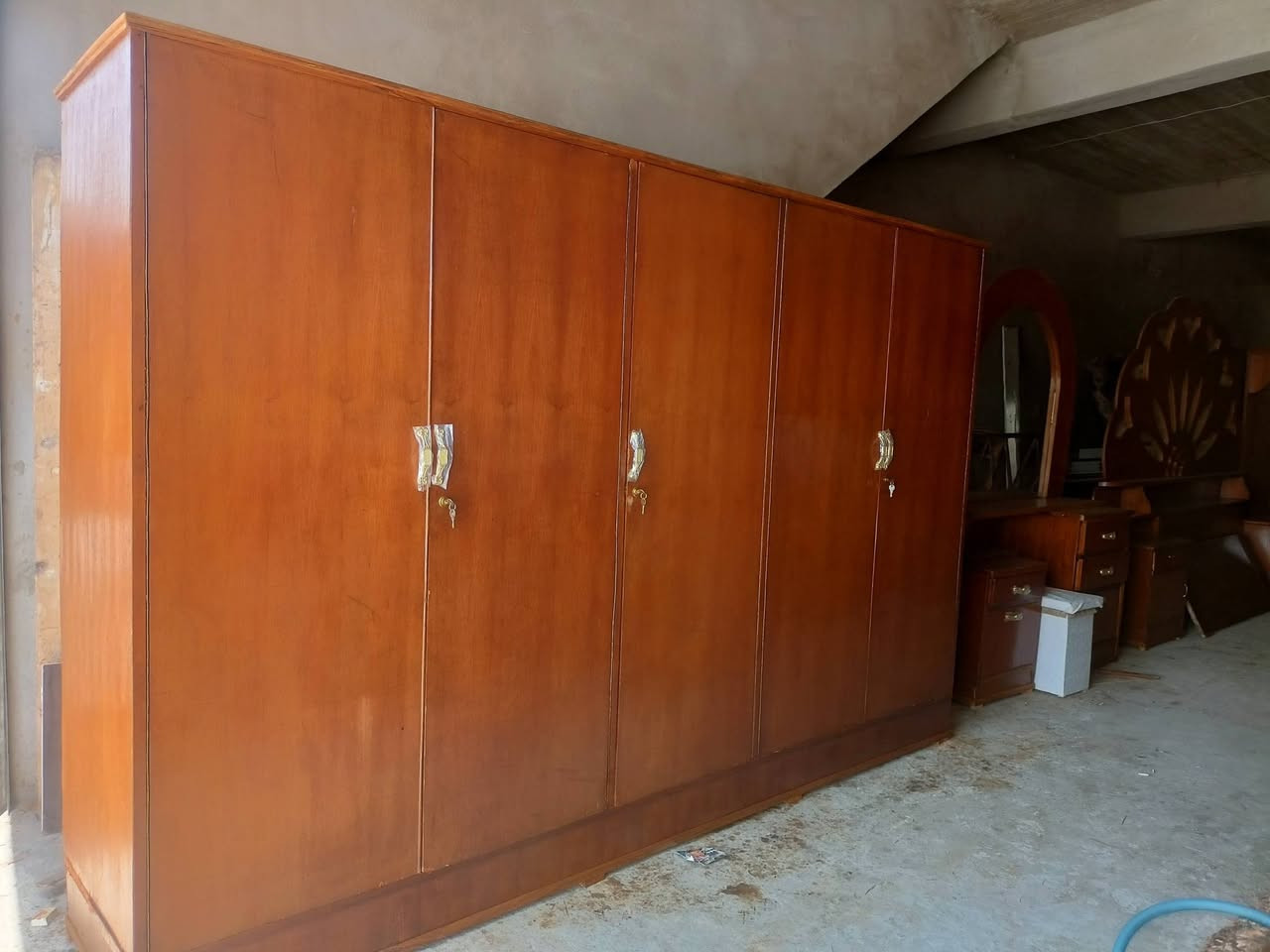 غرفة 5ابواب للبيع نضيفه ثكيله السعر 325بيه مجال العنوان حي الانتصارشارع30قرب المركز ***********بي وتس
