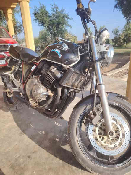 السلام عليكم
دراجه للبيع SB4
محرك على الفحص كهربائيات كله شغاله محرك400 تعبر 180 بطناش123السعر مليون وأربع ميه 1،400 وبيه مجال
الرقم ***********
