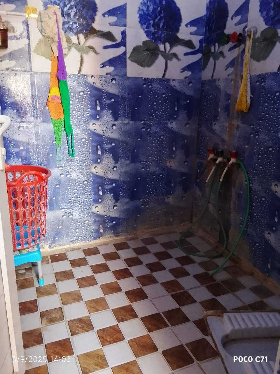 السلام عليكم..
الدار للبيع !
طابو صرف متوفر كامل الخدمات ماء كهرباء مدارس محلات تبليط بل باب العنوان حي العسكري ال3 ( شارع ثلاثين)  متوفر غرفتين وصاله ومطبخ ع صاله وصحيات داخليه وطارمه ومناور 2 

السعر 60وبي مجال 

١١٥ متر 

للاستفسار :- ***********
