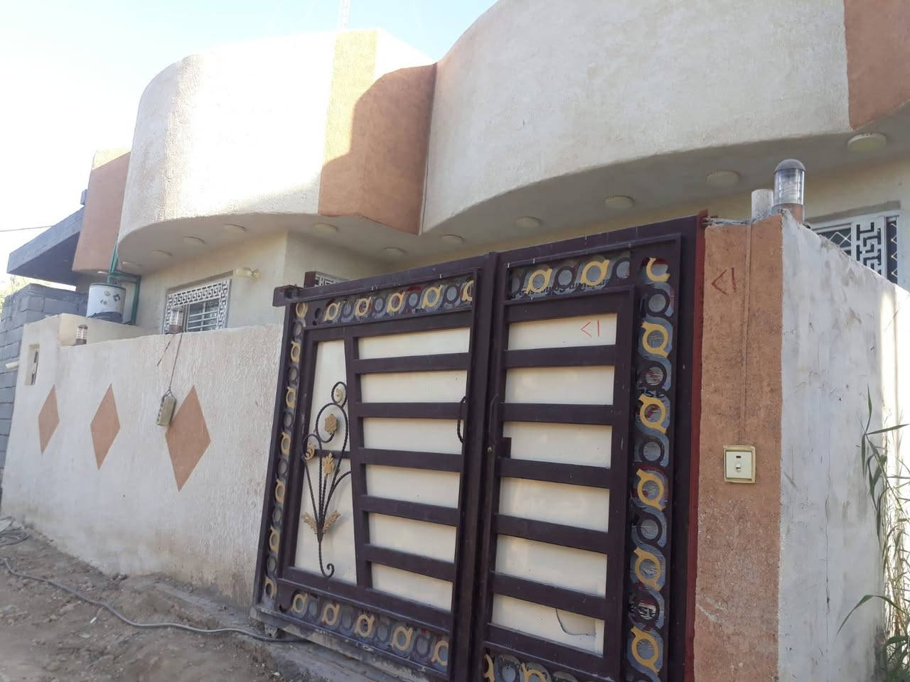 بيت للبيع طابو زراعي سند 25 المساحه 150م واجهيه 10م نزال 15م يتكون من استقبال وصاله وغرفتين نوم ومطبخ وصحيات داخلية وخارجية ألموقع قضاء الحسينية منطقة الصلامية الثانية السعر 80 مليون قابل للتفاوض تفاصيل أكثر الإتصال على الرقم ***********
