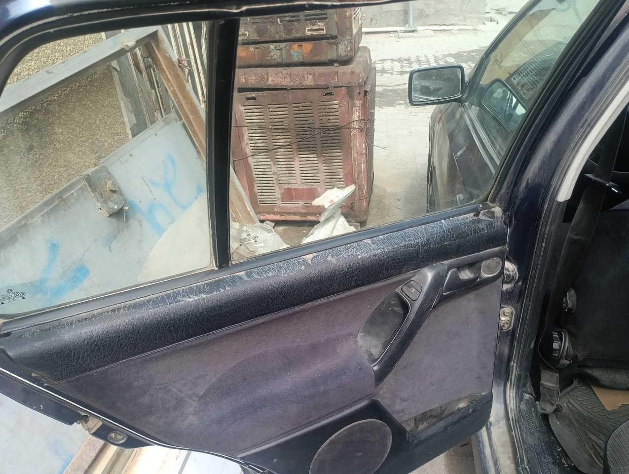 كولف فنتو للبيع موديل ١٩٩٢، رقم بغداد انكليزي، باسمي، بلادي، بدون  صبغ، بدون حادث، بدون تبديل ، كهربائيات كلهة شغالة، تبريد شغال، جاهزة من صدر وتايرات وباتري وكهربائيات وكسر ودواخل، الابواب والجام  تشتغل سنتر لوك بالرمونت.المكينة ٢٠٠٠ نوزل كير كهربائي اربع نمر، المكينة بيهة ضعف، والكير بعض الاحيان ما ينمر، يحتاج تبديل ضفيرة وسعر الضفيرة ٥٠ الف دينار من حجي ليث. العنوان بغداد مدينة الصدر، رقم الموبايل ***********
