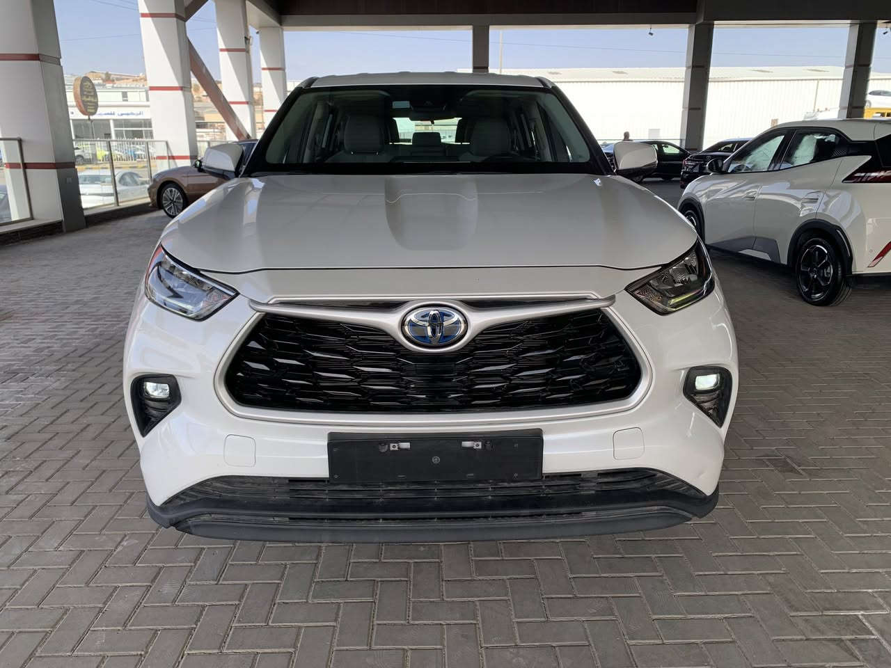 تويوتا هايلاندر
للاستفسار 0799506431

موديل 2023 

لون ابيض لولوي 

LE HEV 4x4

المزايا التقنية

المحرك: 2.5 لتر هايبرد، 4-اسطوانات
القوة القصوى: 240 حصان (مجمع)
ناقل حركة تتابعي متغير الكتروني (ECVT)
دفع كلي للعجلات (AWD E-Four) مع وضع الطرق الغير ممهدة
سعة خزان الوقود: 65 لتر
كفاءة استهلاك الوقود: 20.1 كم/لتر
الأبعاد طول - عرض - ارتفاع (مم): 4950 - 1930 - 1730
7 ركاب (شاملة السائق)
المزايا الخارجية

جنوط ألمنيوم مقاس 18 بوصة
مقاس الإطارات: 235/65R18
انوار أمامية (LED)
انوار خلفية (LED)
إضاءة نهارية (LED)
كشافات ضباب أمامية (LED)
شبك أمامي أسود مع إطار فضي
نظام الدخول الذكي للسائق و الراكب الأمامي
مرايات جانبية كهربائية مع اشارات انعطاف
طي كهربائي اوتوماتيكي للمرايات الجانبية
نظام تسخين المرايات الجانبية
جناح خلفي
المزايا الداخلية

زر تشغيل المحرك
مقاعد قماش
تحكم كهربائي لمقعد السائق
مسند ظهر لكرسي السائق
مكيف أمامي و خلفي بتحكم اوتوماتيكي
مقود من اليوريثين
ازرار تحكم على المقود
عجلة قيادة تلسكوبية
شاشة معلومات متعددة 7 بوصة
تحكم أوتوماتيكي لجميع النوافذ
تحكم بالقفل المركزي من باب الراكب الأمامي 
أربعة منافذ USB-C للشحن (2 أمامية و 2 خلفية)
النظام الصوتي والترفيهي

نظام صوتي بشاشة لمس 8 بوصة
نظام أبل كار بلاي لا سلكي
منفذ USB-A
6 سماعات
مزايا الأمان و الراحة

نظام تويوتا للأمان (TSS Ver. 2.5)
- نظام حماية ما قبل التصادم (PCS)
- مثبت السرعة راداري (DRCC)
- المساعدة في تتبع المسار (LTA)
- تنبيه مغادرة المسار (LDA)
- الضوء العالي التلقائي (AHB)
نظام التحكم في وضعيات القيادة (إقتصادي / عادي / رياضي)
كاميرا خلفية
حساسات خلفية للمساعدة على الوقوف 
وسائد هوائية (للسائق والراكب الأمامي + للركبة + جانبية + ستائرية)
فرامل مانعه للإنغلاق (ABS)
نظام التحكم بالتوازن (VSC)
نظام مراقبة ضغط الاطارات (TPWS)
نظام منع تشغيل المحرك ضد السرقة
مكابح وقوف كهربائية (EPB)
نظام الوقوف المؤقت
للاستفسار 0799506431


**إذا كنت صاحب هذا الإعلان وتريد حذفه لأي سبب، رجاءا أرسل رسالة إلى الدعم الفني**