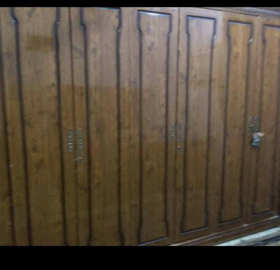 من رخصة الادمن السلام عليكم غرفة اخشاب للبيع نوع ايطالي كنتور ابو ٦ ابواب غرفه فخمة فقط  صيانه المجرات السعر ٣٥٠ وبي مجال الشراي يتصل عل الرقم ***********  الجميع
