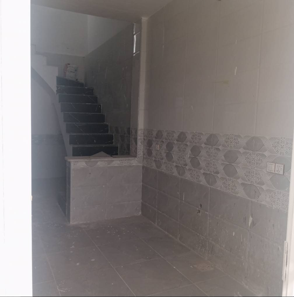 ١٠٠متر مربعه غرفه وصاله ومطبخ وحمامات داخليه وخارجيه واستقبال البناء حديث طابوك جمهوري صب كونكريت ***********اتساب لسعر ٢٩ وبي مجال عنوان البيت شارع المطار مقابل قريه القدير عمود ٢٨٢مقابل مكتب التساهل ***********اتساب النجف, العراق
