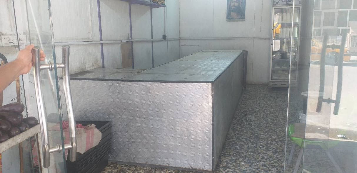 السلام عليكم عندي ميز مال طرشي اطول ٦ متر والعرض متر 
وحافضات عدد ٢٥
براميل عدد ٦
تفاصيل الاتصال على رقم     ***********
