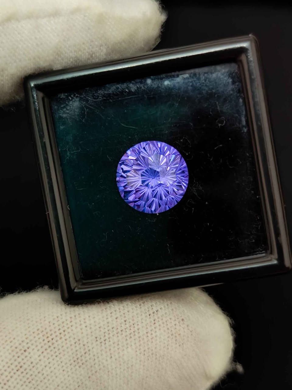 Pierre Zircon carbon 5.30 carat
- Taille : Round ( Pyrotechnic )
- Couleur : Purple 
- Clarité : ( 5A ) AAAAA
- Dimension : 9 mm الشراقة, الجزائر


**إذا كنت صاحب هذا الإعلان وتريد حذفه لأي سبب، رجاءا أرسل رسالة إلى الدعم الفني**