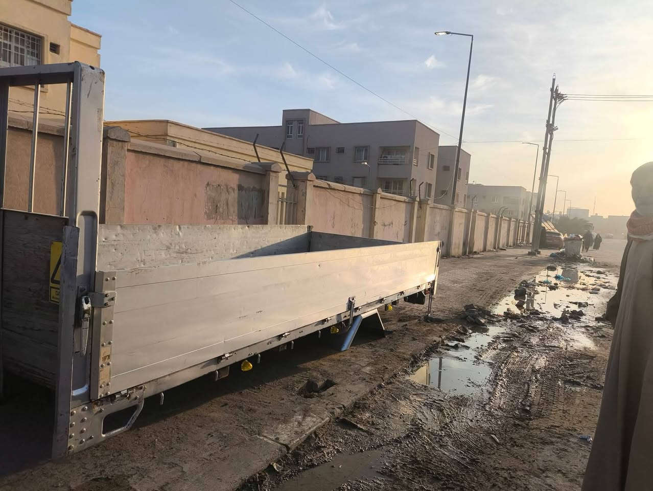 سلام عليكم للبيع بدي مال كرين دخول جديد كامل هوه ونشرته وبكلايتات طواله 6 وربع  كاعيه حديد الاستفسار ع رقم بي وتساب ***********
