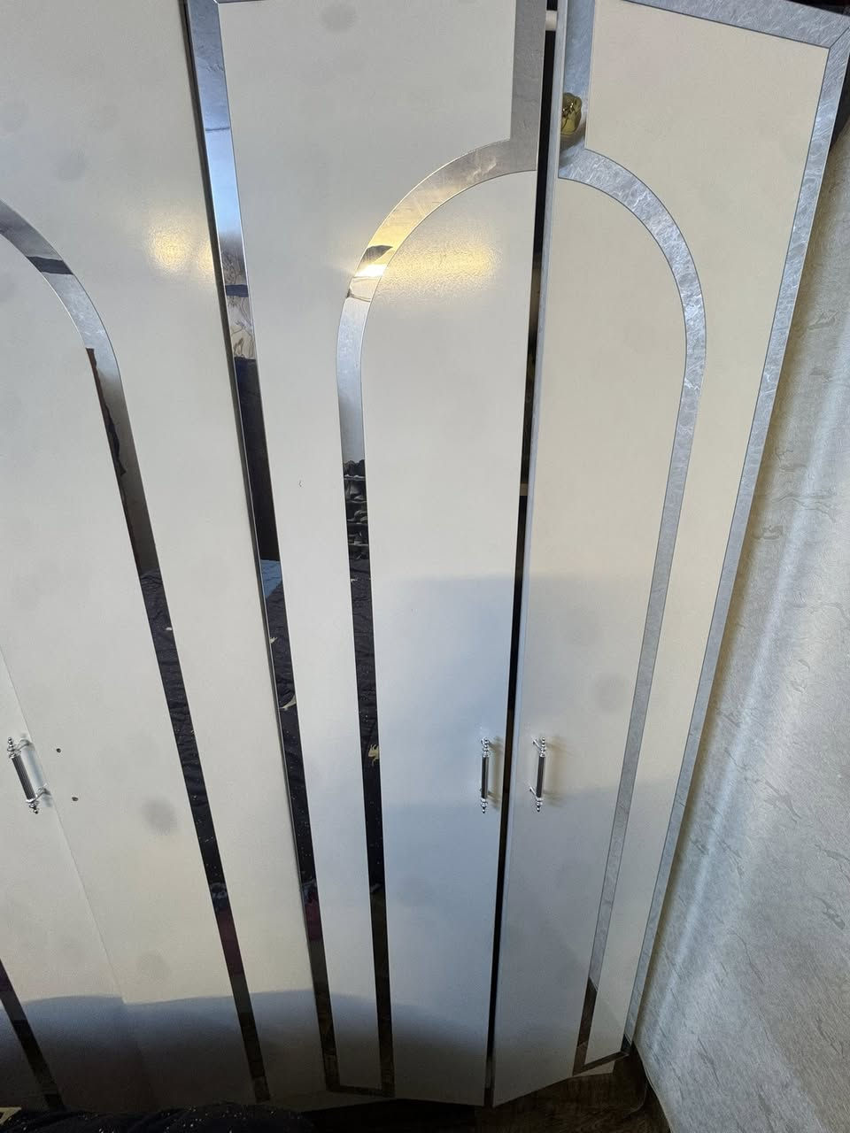 غرفه نوم مثل ما موضح بل صوره مكاني بغداد قرب جامعه التكنولوجيا.  ٠  ٣٧٥ سعرها ***********
