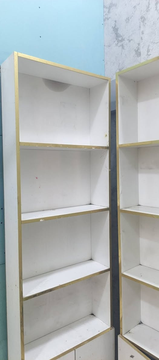 تجهيزه محل كامله عندي كراسي عدد ثنين معا تخم جلد الون اسود ٣قطع‏‪***********‬‏
