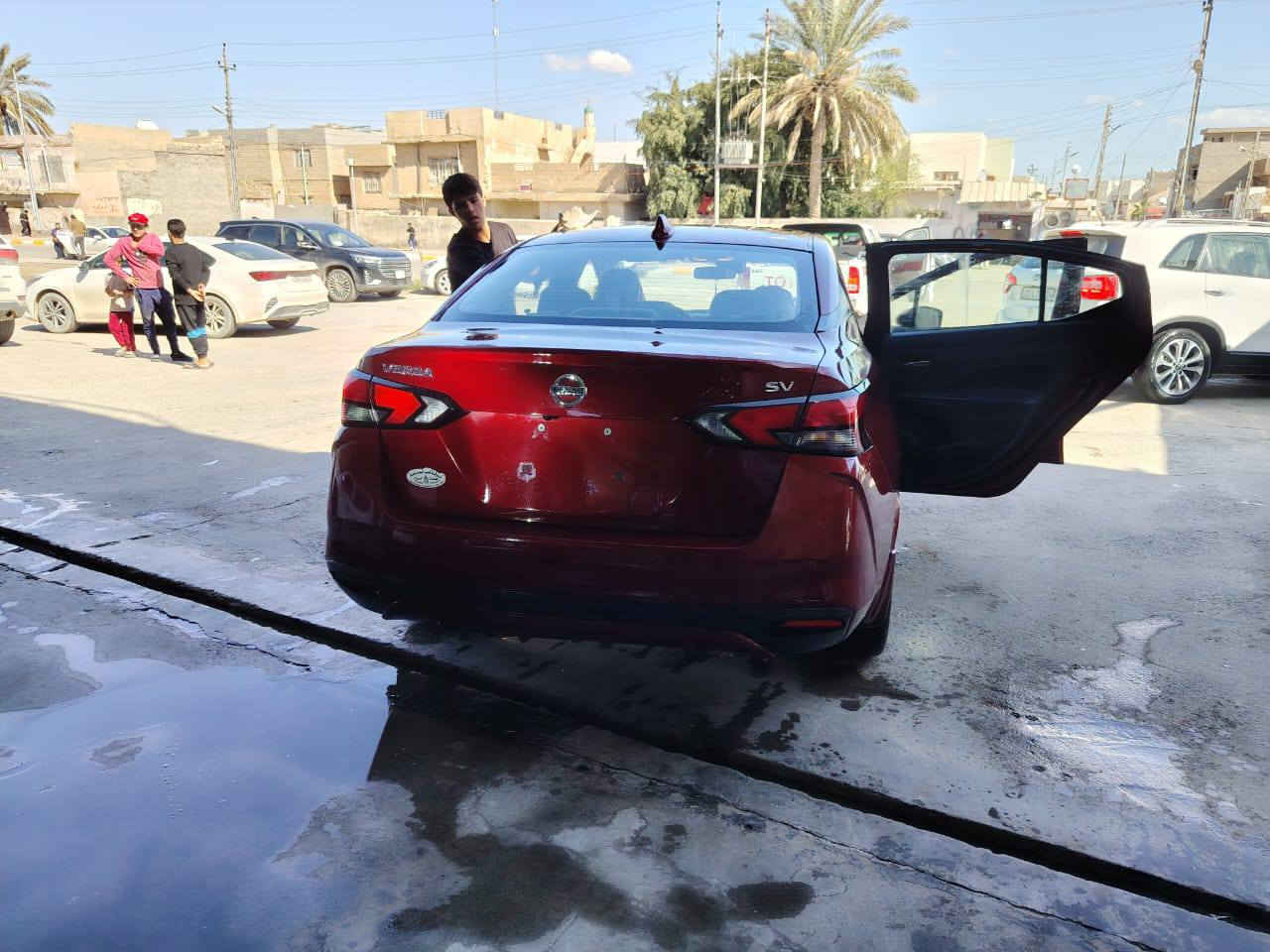 السلام عليكم 
نيسان فيرسا موديل 2022 بدون رقم( تترقم بغداد)داخله ب2023 شهر ال8 حادثها بنيد وجاملغ ايسر بدون دواخل طاك ايرباك ستيرن بس موصفات شاشه كامره بصمه حساسات خلفيه لتواصل على الرقم ***********
