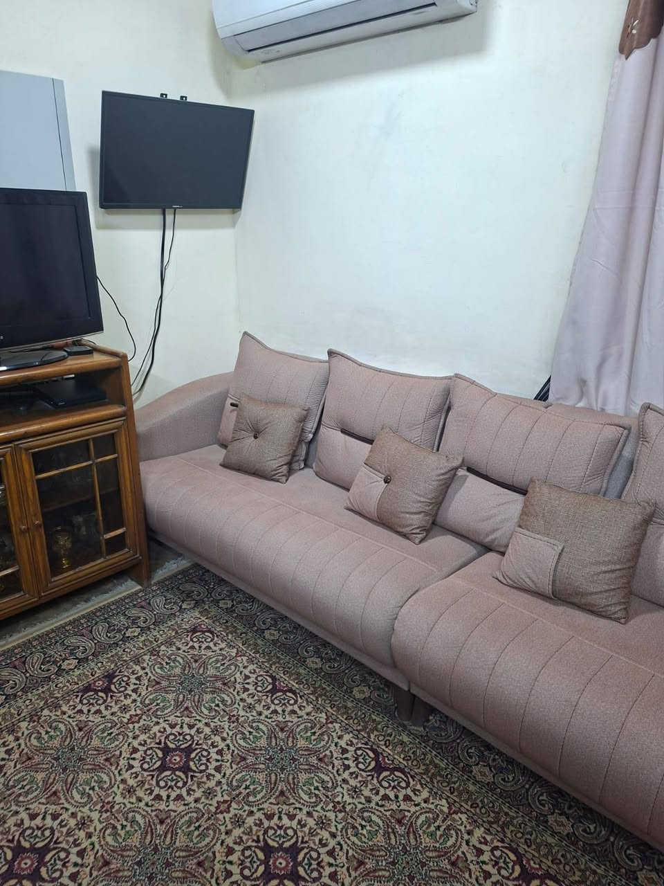 السلام عليكم.. عندي تخم تركي درجة أولى أخذته قبل شهرين جديد من الجشعمي.. يحتوي على 9 مقاعد وجديد جدا.. العنوان بغداد الكرخ.. رقم الواتساب ***********
