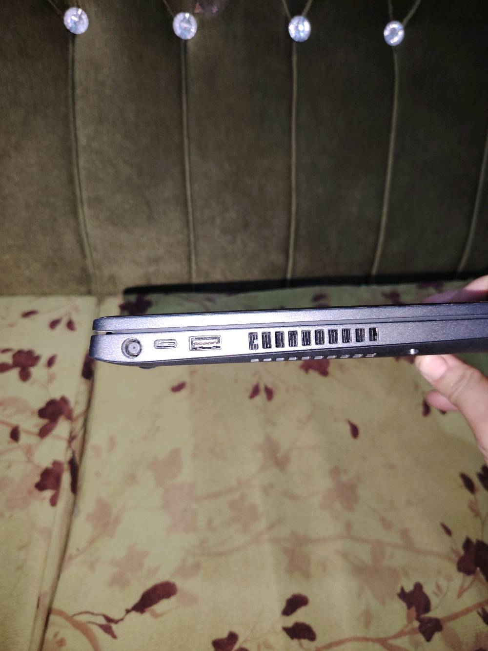 لابتوب Dell  للبيع كور اي 5 جيل 8 رام 8 ذاكرة 256  شاشة حجم 14 الشاشة دقتها  Fhd شاشتها  لمس كامرة امامية كيبورد عربي انگليزي منافذ Usp بالاضافة لمنفذ سيم كارد ومنفذ تايبسي   نظيف جدا مع شاحن اصلي نظام 11